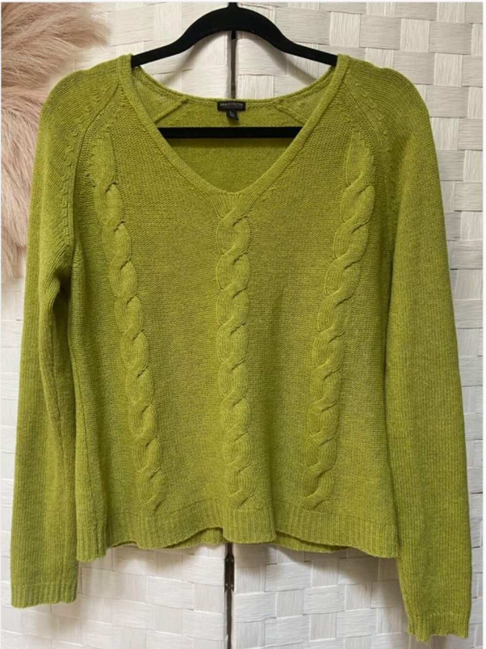 Madison 100% Cashmere Lime Green V Neck Knit Sweater Size L